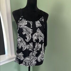 White House, Black market, black and white tank large